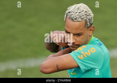 Brasilia, Brasilien. Oktober 2024. Matheus Pereira aus Brasilien, blickt während des Trainings im Bezerrao Stadiun in Gama, Brasilien, am 12. Oktober 2024 zu. Das Team bereitet sich auf Peru in der 10. Runde der südamerikanischen Qualifikation zur FIFA Fussball-Weltmeisterschaft 2026 vor. Quelle: DiaEsportivo/Alamy Live News Stockfoto