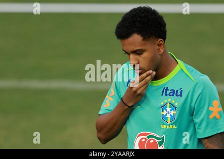 Brasilia, Brasilien. Oktober 2024. Rodrygo aus Brasilien, beobachtet während des Trainings im Bezerrao Stadiun in Gama, Brasilien, am 12. Oktober 2024. Das Team bereitet sich auf Peru in der 10. Runde der südamerikanischen Qualifikation zur FIFA Fussball-Weltmeisterschaft 2026 vor. Quelle: DiaEsportivo/Alamy Live News Stockfoto