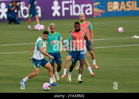 Brasilia, Brasilien. Oktober 2024. Andre Trindade, Matheus Pereira und Gerson von Brasilien kämpfen im Bezerrao Stadiun in Gama am 12. Oktober 2024 um den Possesball. Das Team bereitet sich auf Peru in der 10. Runde der südamerikanischen Qualifikation zur FIFA Fussball-Weltmeisterschaft 2026 vor. Quelle: DiaEsportivo/Alamy Live News Stockfoto