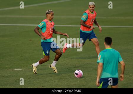 Brasilia, Brasilien. Oktober 2024. Matheus Pereira aus Brasilien kontrolliert den Ball während des Trainings im Bezerrao Stadiun in Gama, Brasilien, am 12. Oktober 2024. Das Team bereitet sich auf Peru in der 10. Runde der südamerikanischen Qualifikation zur FIFA Fussball-Weltmeisterschaft 2026 vor. Quelle: DiaEsportivo/Alamy Live News Stockfoto