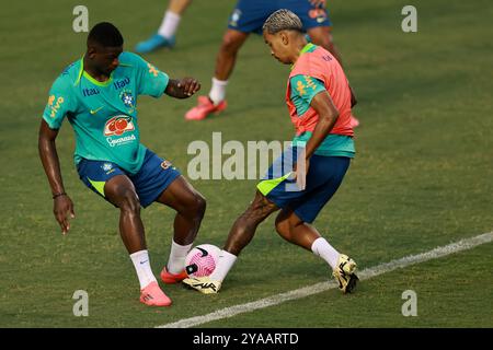 Brasilia, Brasilien. Oktober 2024. Luiz Henrique und Matheus Pereira aus Brasilien kämpfen am 12. Oktober 2024 im Bezerrao Stadiun in Gama um den Ballbesitz. Das Team bereitet sich auf Peru in der 10. Runde der südamerikanischen Qualifikation zur FIFA Fussball-Weltmeisterschaft 2026 vor. Quelle: DiaEsportivo/Alamy Live News Stockfoto