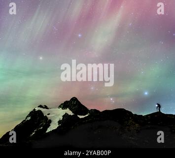 Fotograf, der die aurora Borealis und den Mount Shuksan am Artist Point im Skigebiet Mount Baker im Bundesstaat Washington fotografiert Stockfoto