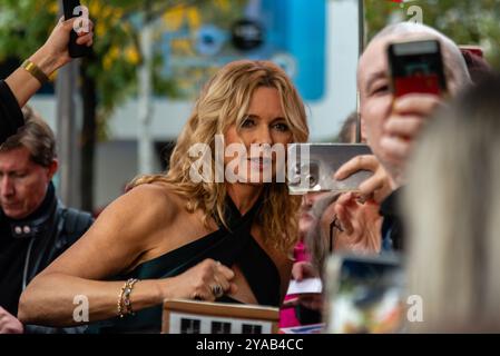 Zürich, Schweiz. Oktober 2024. Veronica Ferres posiert für Fans auf dem grünen Teppich für den Film „die unheilige Dreiheit“ beim 20. Zürcher Filmfestival. Quelle: Fabienne Koch/Alamy Live News Stockfoto