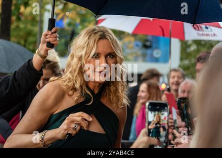 Zürich, Schweiz. Oktober 2024. Veronica Ferres posiert für Fans auf dem grünen Teppich für den Film „die unheilige Dreiheit“ beim 20. Zürcher Filmfestival. Quelle: Fabienne Koch/Alamy Live News Stockfoto