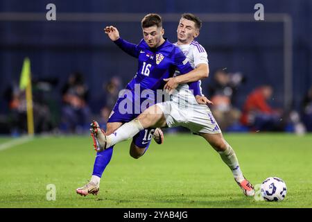 Zagreb, Kroatien. Oktober 2024. Martin Baturina (L) aus Kroatien wetteiferte um den Ball gegen Billy Gilmour aus Schottland während der UEFA Nations League 2024/25 League, Einem Spiel der Gruppe A1 zwischen Kroatien und Schottland in Zagreb, Kroatien, 12. Oktober 2024. Quelle: Goran Stanzl/Pixsell via Xinhua/Alamy Live News Stockfoto