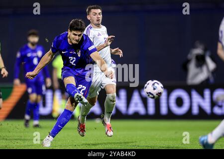 Zagreb, Kroatien. Oktober 2024. Igor Matanovic (L) aus Kroatien schießt den Ball während des Spiels der UEFA Nations League 2024/25 League A Der Gruppe A1 zwischen Kroatien und Schottland in Zagreb, Kroatien, 12. Oktober 2024. Quelle: Goran Stanzl/Pixsell via Xinhua/Alamy Live News Stockfoto