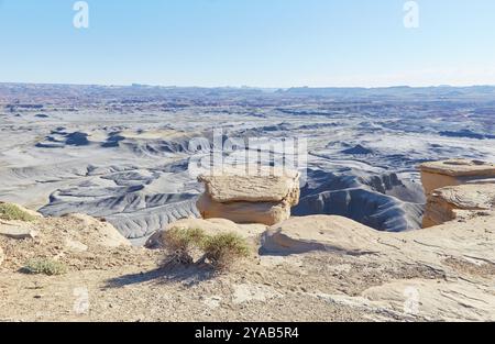 Östlich des Capitol Reef National Park befinden sich noch undurchsichtigere geologische Wahrzeichen, der atemberaubende Factory Butte und die nahe gelegenen Craters of the Moon Over Stockfoto