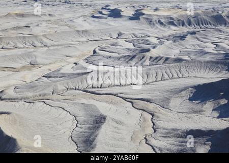 Östlich des Capitol Reef National Park befinden sich noch undurchsichtigere geologische Wahrzeichen, der atemberaubende Factory Butte und die nahe gelegenen Craters of the Moon Over Stockfoto