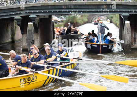 Amsterdam, Niederlande. Oktober 2024. Die Teilnehmer nehmen am Grachtenrace in Amsterdam, Niederlande, am 12. Oktober 2024 Teil. Als eines der berühmtesten Sportveranstaltungen der Stadt wurden in diesem Jahr über 130 Teams auf einer fast 25 km langen Strecke durch die historischen Kanäle an den Start gebracht. Quelle: Sylvia Lederer/Xinhua/Alamy Live News Stockfoto