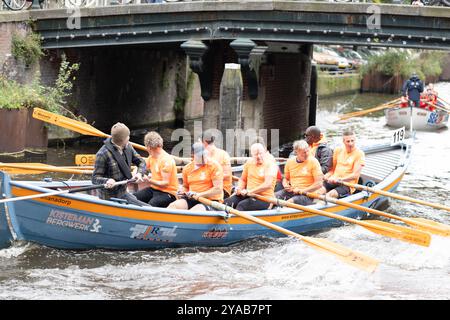 Amsterdam, Niederlande. Oktober 2024. Die Teilnehmer nehmen am Grachtenrace in Amsterdam, Niederlande, am 12. Oktober 2024 Teil. Als eines der berühmtesten Sportveranstaltungen der Stadt wurden in diesem Jahr über 130 Teams auf einer fast 25 km langen Strecke durch die historischen Kanäle an den Start gebracht. Quelle: Sylvia Lederer/Xinhua/Alamy Live News Stockfoto