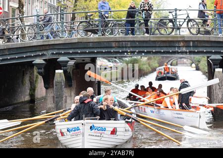 Amsterdam, Niederlande. Oktober 2024. Die Teilnehmer nehmen am Grachtenrace in Amsterdam, Niederlande, am 12. Oktober 2024 Teil. Als eines der berühmtesten Sportveranstaltungen der Stadt wurden in diesem Jahr über 130 Teams auf einer fast 25 km langen Strecke durch die historischen Kanäle an den Start gebracht. Quelle: Sylvia Lederer/Xinhua/Alamy Live News Stockfoto