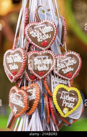 Lebkuchenherzen mit verschiedenen Liebesbotschaften und bunten Glasur-Deko, an weißen Bändern gehängt, Cannstadter Volksfest, Stuttgart-Bad Cannstadt, Stockfoto