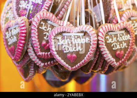 Lebkuchenherzen mit Zuckerguss in Herzform, verziert mit rosa und weiß, mit der Aufschrift „Ich liebe dich“, Cannstadter Volksfest, Stu Stockfoto