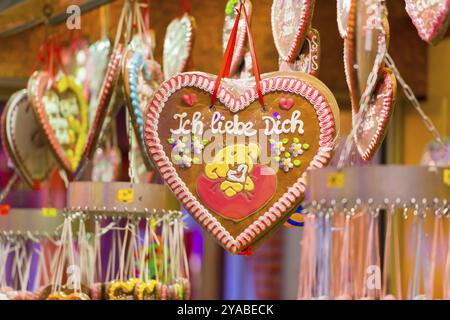 Lebkuchenherzen mit Zuckerguss in Herzform, verziert mit rosa und weiß, mit der Aufschrift „Ich liebe dich“, Cannstadter Volksfest, Stu Stockfoto