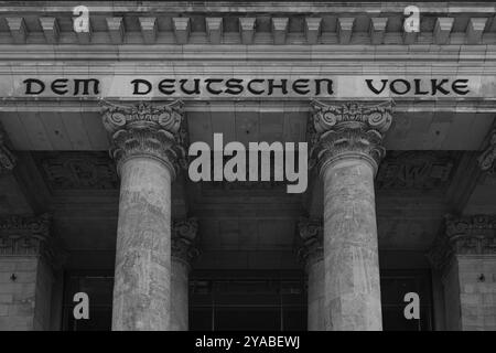 Reichstagsgebäude mit der Inschrift dem Deutschen Volke, schwarz-weiß, Berlin, Deutschland, Europa Stockfoto