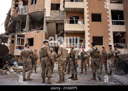 Barja, Libanon. Oktober 2024. Libanesische Militärangehörige stehen vor einem von Israel bombardierten Gebäude. Bei einem israelischen Bombenanschlag in Ras-el-Nabaa, Beirut, Libanon, sind mindestens 22 Menschen getötet worden. Quelle: SOPA Images Limited/Alamy Live News Stockfoto