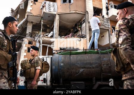 Barja, Libanon. Oktober 2024. Libanesische Militärangehörige stehen vor einem von Israel bombardierten Gebäude. Bei einem israelischen Bombenanschlag in Ras-el-Nabaa, Beirut, Libanon, sind mindestens 22 Menschen getötet worden. Quelle: SOPA Images Limited/Alamy Live News Stockfoto