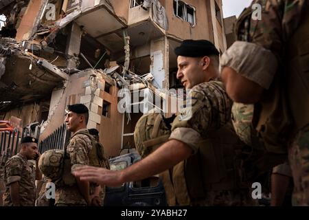 Barja, Libanon. Oktober 2024. Libanesische Militärangehörige stehen vor einem von Israel bombardierten Gebäude. Bei einem israelischen Bombenanschlag in Ras-el-Nabaa, Beirut, Libanon, sind mindestens 22 Menschen getötet worden. (Foto: Ximena Borrazas/SOPA Images/SIPA USA) Credit: SIPA USA/Alamy Live News Stockfoto