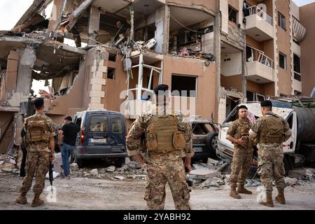 Barja, Libanon. Oktober 2024. Libanesische Militärangehörige stehen vor einem von Israel bombardierten Gebäude. Bei einem israelischen Bombenanschlag in Ras-el-Nabaa, Beirut, Libanon, sind mindestens 22 Menschen getötet worden. (Foto: Ximena Borrazas/SOPA Images/SIPA USA) Credit: SIPA USA/Alamy Live News Stockfoto