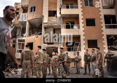 Barja, Libanon. Oktober 2024. Libanesische Militärangehörige stehen vor einem von Israel bombardierten Gebäude. Bei einem israelischen Bombenanschlag in Ras-el-Nabaa, Beirut, Libanon, sind mindestens 22 Menschen getötet worden. (Foto: Ximena Borrazas/SOPA Images/SIPA USA) Credit: SIPA USA/Alamy Live News Stockfoto