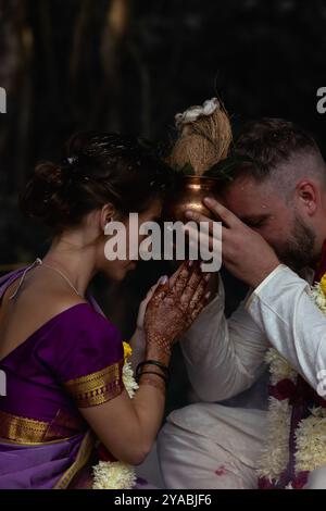 Hochzeit eines Paares aus Europa in Indien. Hellhäutiger Mann in einem traditionellen Indianer. Weiße Haut Stockfoto