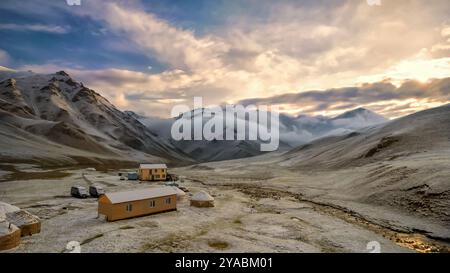 Schnee in Tash Rabat Caravanserai in Kirgisistan Stockfoto