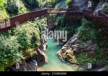 Ein Metallsteg über dem Orrido di Bellano, einer Schlucht oder Schlucht, in Bellano, Lombardei, Italien. Stockfoto