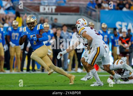 Oktober 12, 2024 UCLA Bruins Wide Receiver J. Michael Sturdivant (7) trägt den Ball während des Spiels gegen die Minnesota Golden Gophers im Rose Bowl in Pasadena Kalifornien. Obligatorischer Lichtschein : Charles Baus/CSM Stockfoto