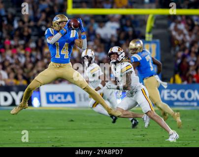 Am 12. Oktober 2024 macht der UCLA Bruins Wide Receiver Carter Shaw (14) im Rose Bowl in Pasadena Kalifornien einen Fang gegen die Minnesota Golden Gophers. Obligatorischer Lichtschein : Charles Baus/CSM Stockfoto