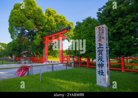 Erstes Torii-Tor (Ichi no Torii) von Kamigamo Jinja. Dieser Schrein alias Kamo-wakeikazuchi Schrein ist ein schintoistischer Schrein in der historischen Stadt Kyoto, Japan. Dies Stockfoto