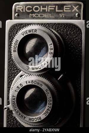 Bangkok, Thailand - 17. September 2024 - Nahaufnahme einer alten Mittelformat-Filmkamera mit zwei Objektiven oder einer Vintage-Spiegelreflexkamera mit zwei Objektiven. Eine Vorstellung von der alten Kamera Stockfoto
