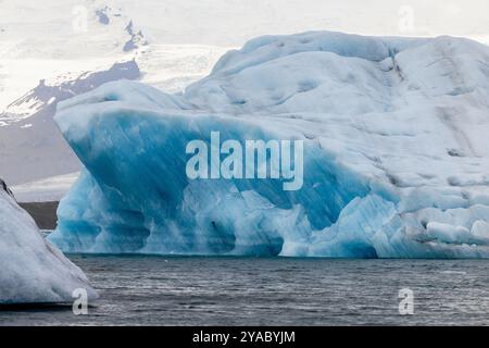 Eisberg schwingt nach dem Abbrechen hin und her. Stockfoto