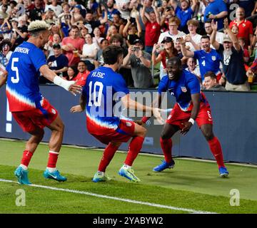 Austin, Texas, USA. Oktober 2024. US-Mittelfeldspieler Yunus Musah (6) feiert mit dem Verteidiger Antonee Robinson (5) und Stürmer Christian Pulisic (10), nachdem er in der 49. Minute eines internationalen Freundschaftsspiels zwischen den USA und Panama am 12. Oktober 2024 in Austin, Texas, ein Tor geschossen hat. (Kreditbild: © Scott Coleman/ZUMA Press Wire) NUR REDAKTIONELLE VERWENDUNG! Nicht für kommerzielle ZWECKE! Stockfoto