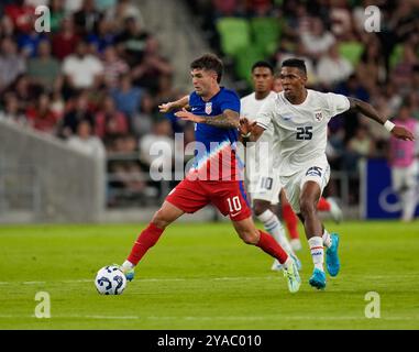 Austin, Texas, USA. Oktober 2024. US-Stürmer Christian Pulisic (10) bewegt den Ball während eines internationalen Freundschaftsspiels zwischen der United States Men's National Team und Panama am 12. Oktober 2024 in Austin, Texas, USA. (Kreditbild: © Scott Coleman/ZUMA Press Wire) NUR REDAKTIONELLE VERWENDUNG! Nicht für kommerzielle ZWECKE! Stockfoto