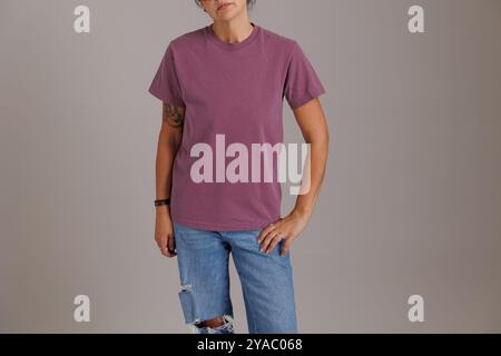 Model trägt ein T-Shirt in bequemen Farben für Mockups und Flatlays gildan Stockfoto