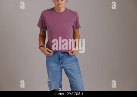 Model trägt ein T-Shirt in bequemen Farben für Mockups und Flatlays gildan Stockfoto