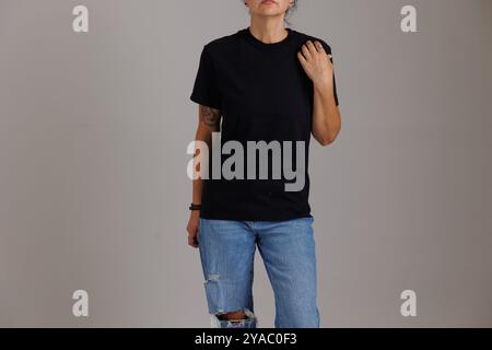 Model trägt ein T-Shirt in bequemen Farben für Mockups und Flatlays gildan Stockfoto