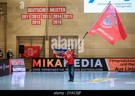 Bad Langensalza, Deutschland. Oktober 2024. Fahnentraeger zur Eroeffnung des Spiels. GER, Thüringer HC gegen Sport-Union Neckarsulm, 1. Handballbundesliga Frauen, 4. Spieltag, Spielzeit 2024/2025, Samstag, 12.10.2024, 18,00 Uhr Foto: Eibner-Pressefoto/Martin Herbst Credit: dpa/Alamy Live News Stockfoto