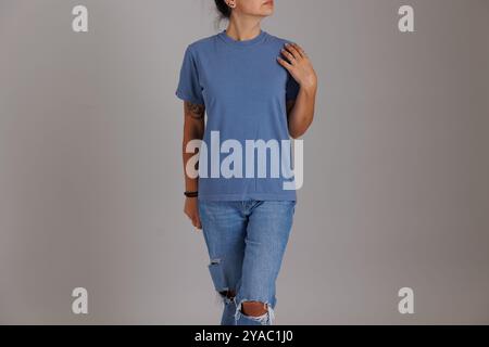 Model trägt ein T-Shirt in bequemen Farben für Mockups und Flatlays gildan Stockfoto