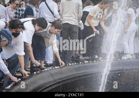 Brooklyn, USA. Oktober 2024. Die Menschen legten einen Stein an den Brunnen, um an das Leben zu erinnern, das in Israel infolge des israelischen Hamas-Krieges am 12. Oktober 2024 auf dem Grand Army Plaza in Brooklyn, NY, für das Yizkor-Gebet während des Jom Kippur, dem heiligsten Feiertag im jüdischen Kalender, verloren ging. (Foto: Steve Sanchez/SIPA USA). Quelle: SIPA USA/Alamy Live News Stockfoto