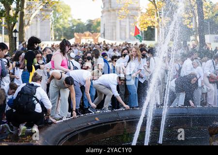 Brooklyn, USA. Oktober 2024. Die Menschen legten einen Stein an den Brunnen, um an das Leben zu erinnern, das in Israel infolge des israelischen Hamas-Krieges am 12. Oktober 2024 auf dem Grand Army Plaza in Brooklyn, NY, für das Yizkor-Gebet während des Jom Kippur, dem heiligsten Feiertag im jüdischen Kalender, verloren ging. (Foto: Steve Sanchez/SIPA USA). Quelle: SIPA USA/Alamy Live News Stockfoto