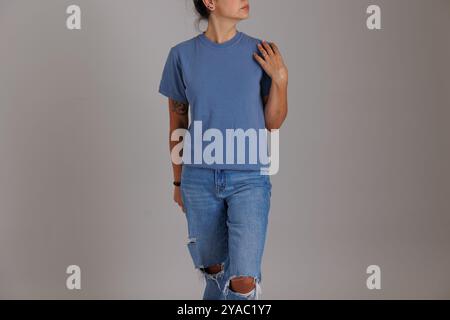 Model trägt ein T-Shirt in bequemen Farben für Mockups und Flatlays gildan Stockfoto
