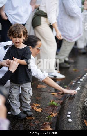 Brooklyn, USA. Oktober 2024. Die Menschen legten einen Stein an den Brunnen, um an das Leben zu erinnern, das in Israel infolge des israelischen Hamas-Krieges am 12. Oktober 2024 auf dem Grand Army Plaza in Brooklyn, NY, für das Yizkor-Gebet während des Jom Kippur, dem heiligsten Feiertag im jüdischen Kalender, verloren ging. (Foto: Steve Sanchez/SIPA USA). Quelle: SIPA USA/Alamy Live News Stockfoto