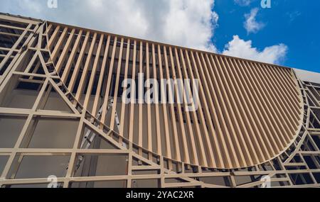 Ein Gebäude mit Holzlatten auf der Baustelle, das zu seinem architektonischen Stil beiträgt Stockfoto