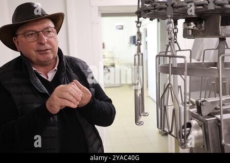 Geflügelhaltung auf dem Bauernhof und Gastronomie. Didier Cotte führt durch seine Werkstatt zum Schlachten und Zubereiten von Nutzgeflügel (Enten, Hühner, Gu Stockfoto