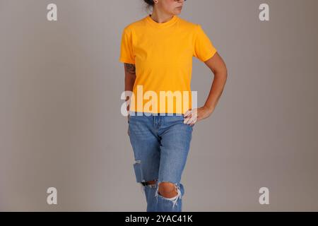 Model trägt ein T-Shirt in bequemen Farben für Mockups und Flatlays gildan Stockfoto