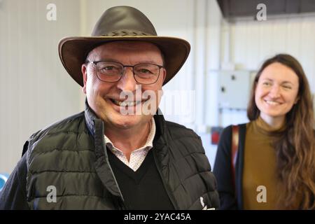 Geflügelhaltung auf dem Bauernhof und Gastronomie. Didier Cotte führt durch seine Werkstatt zum Schlachten und Zubereiten von Nutzgeflügel (Enten, Hühner, Gu Stockfoto