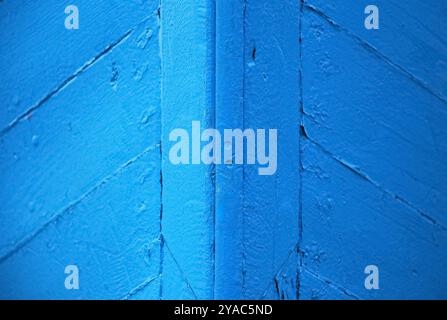 Nahaufnahme eines blauen Bugs eines Fischerbootes. Stockfoto