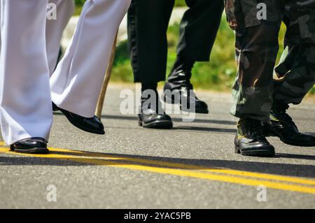 Nahaufnahme von marschierenden Soldaten der Marine am Unabhängigkeitstag in Eastport Maine, Vereinigte Staaten von Amerika. Stockfoto