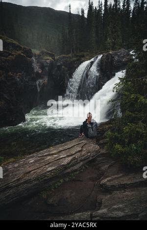 Mädchen vor einem Wasserfall in Norwegen Stockfoto